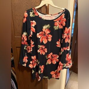 Floral bell sleeve top. Size XL